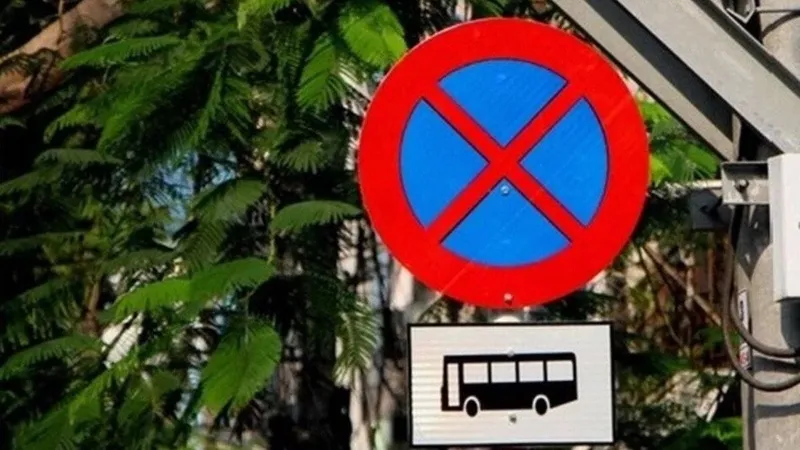 Biển báo cấm dừng và đỗ xe thường được đặt tại các vị trí dễ gây cản trở giao thông hoặc vỉa hè hẹp