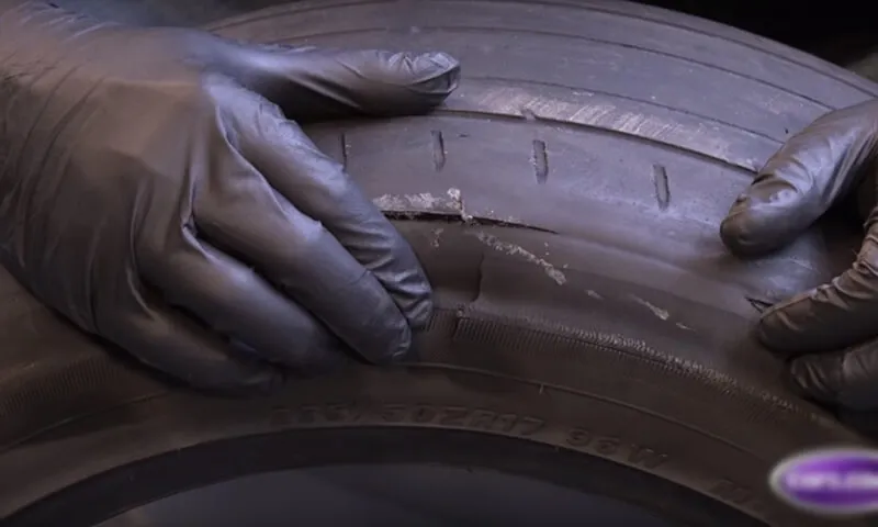 Các vết nứt vỡ trên bề mặt cao su là dấu hiệu lốp đã bị lão hóa nặng