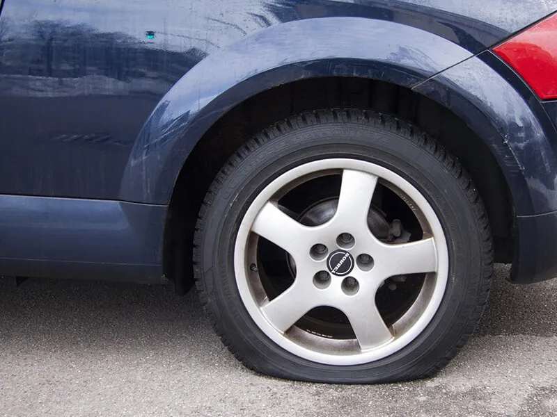 Kiểm tra chỉ số mòn và độ sâu gai lốp xe ô tô mấy năm phải thay định kỳ