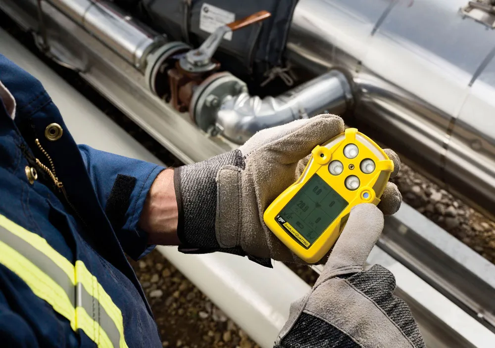 Kỹ thuật viên thực hiện hiệu chuẩn thiết bị đo lường chính xác cao