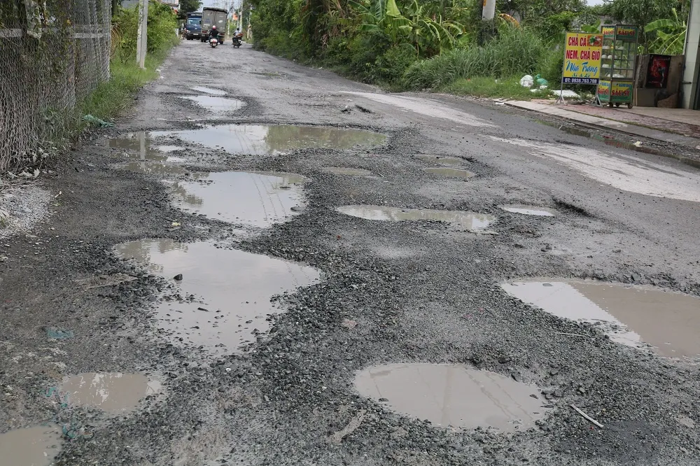 Mặt đường xấu với nhiều ổ gà là kẻ thù số một của lốp xe ô tô