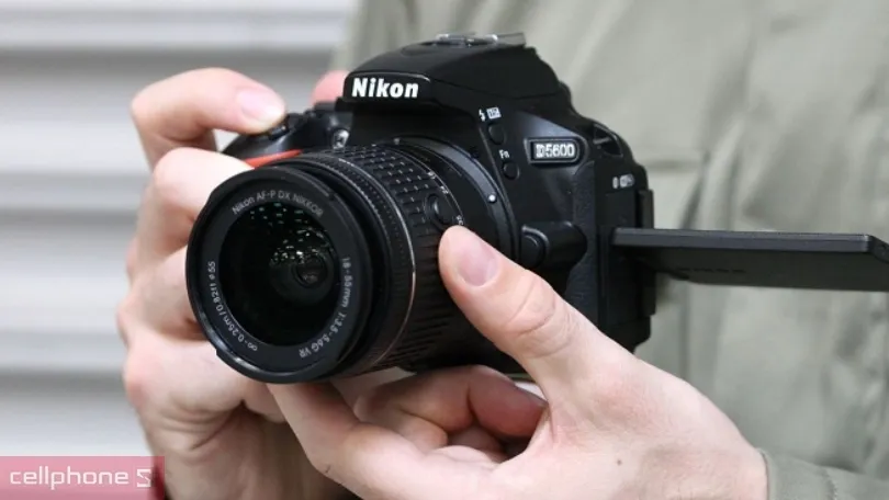 Máy ảnh DSLR với hệ thống gương lật truyền thống