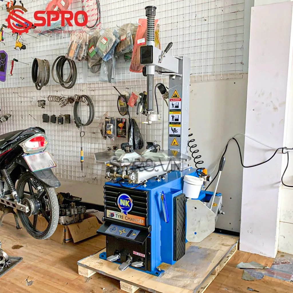 Máy ra vào lốp xe tay ga