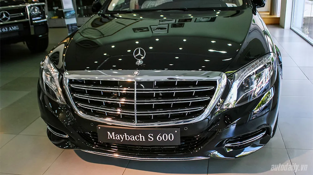 Thiết kế đuôi xe với cụm đèn hậu LED đặc trưng và hệ thống ống xả kép mạnh mẽ