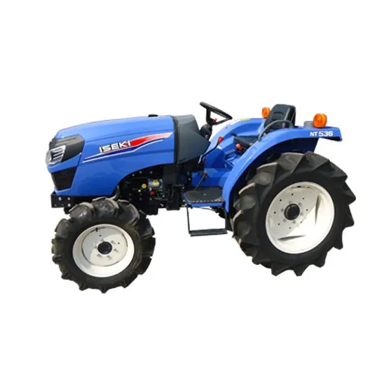 Xe máy cày Iseki 2 cầu đang làm việc trên ruộng