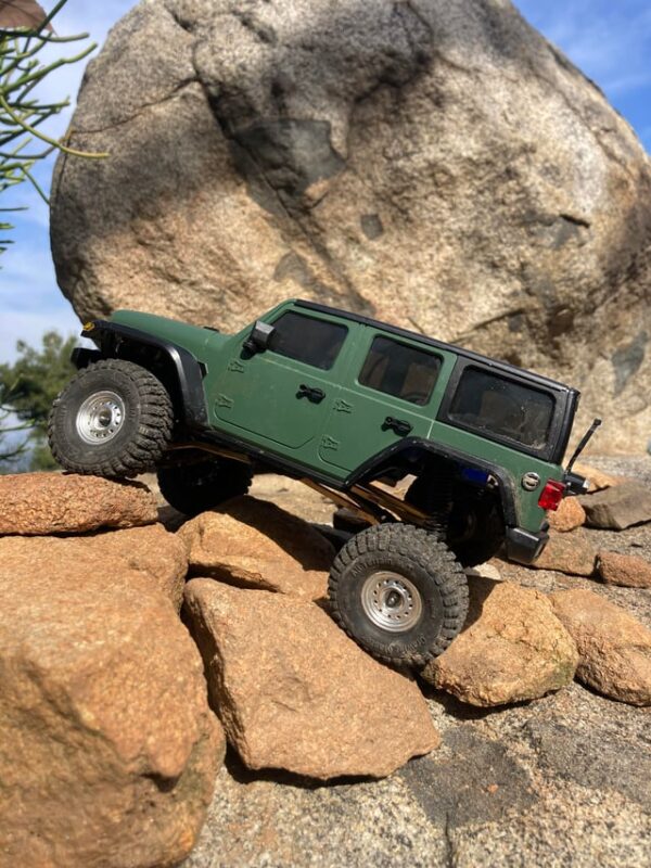 Ô Tô Điều Khiển Từ Xa Địa Hình: Hướng Dẫn Chi Tiết Chọn Mua Xe Rock Crawler Cao Cấp