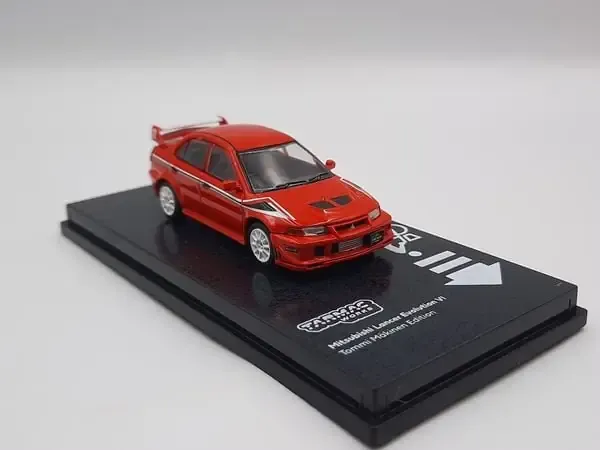 Cận cảnh chi tiết tinh xảo của một mẫu mô hình xe Mitsubishi cao cấp trên giá trưng bày