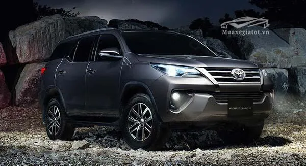 Kiểm tra ngoại thất khi mua xe Fortuner cũ máy dầu trả góp