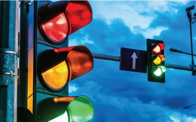 Mức phạt lỗi vượt đèn đỏ ô tô và xe máy mới nhất năm 2026