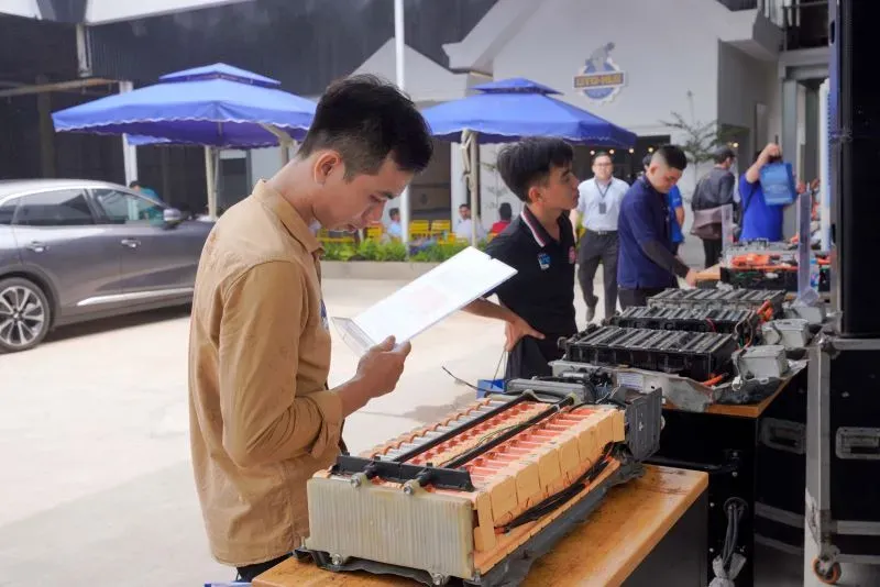 Tiếp cận công nghệ mới về xe điện và xe Hybrid thông minh