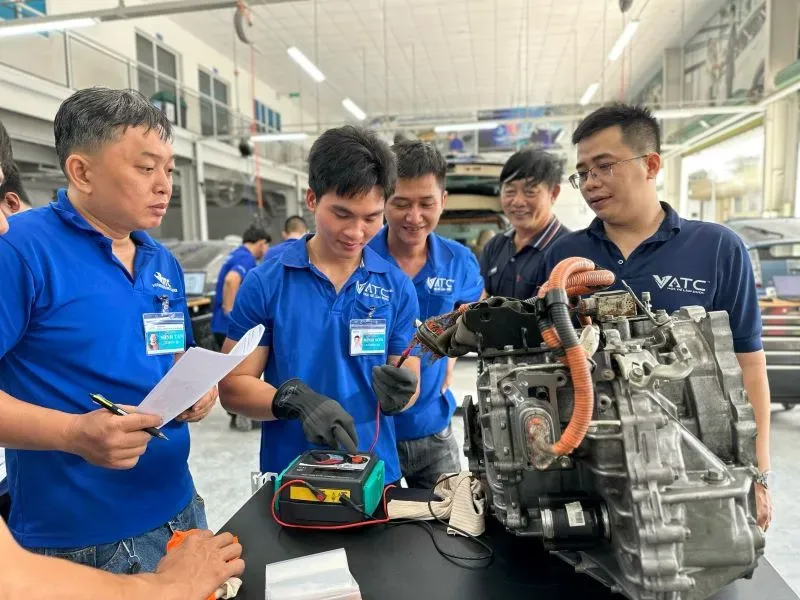 Sử dụng thành thạo máy chẩn đoán và công cụ đo đặc thù