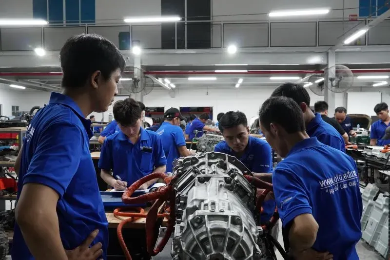 Thực hành thực tế quy trình bảo dưỡng xe ô tô điện