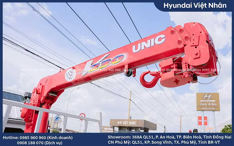 Cẩu Unic 2 tấn 3 khúc model UR-V233 nhập khẩu