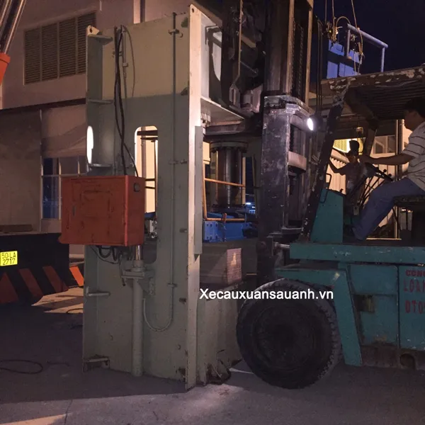 Vận chuyển hàng hóa nặng an toàn trên xe cẩu thùng chuyên dụng