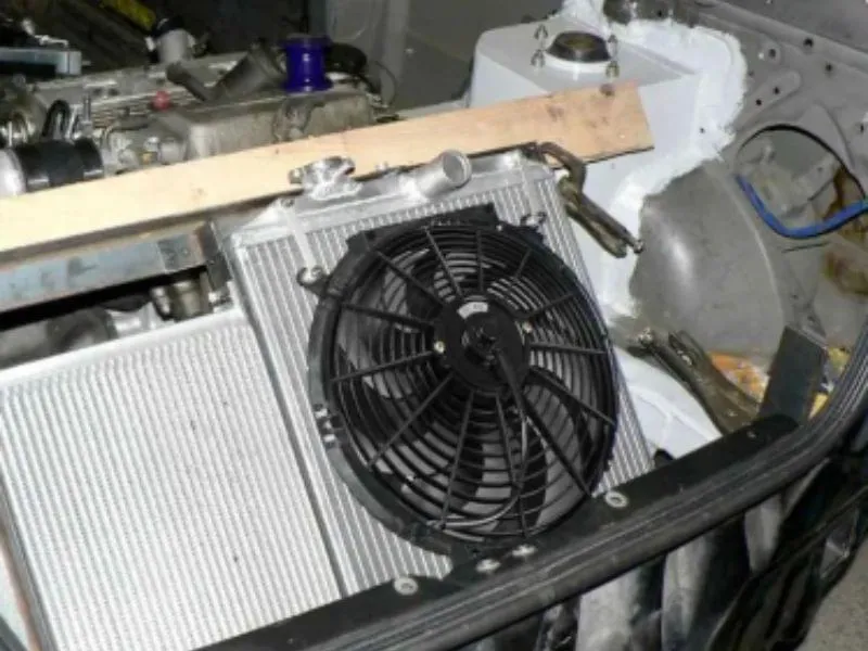 Nắp chắn của quạt két nước bị hư hỏng làm giảm hiệu quả giải nhiệt rõ rệt