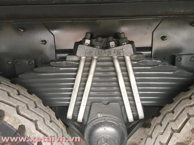 Hệ thống nhíp lá dày dặn giúp xe ben Howo 3 chân chịu tải trọng cao