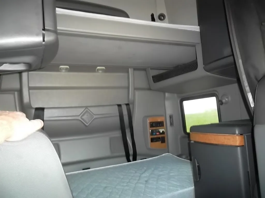 Cabin xe đầu kéo Mỹ International Prostar rộng rãi