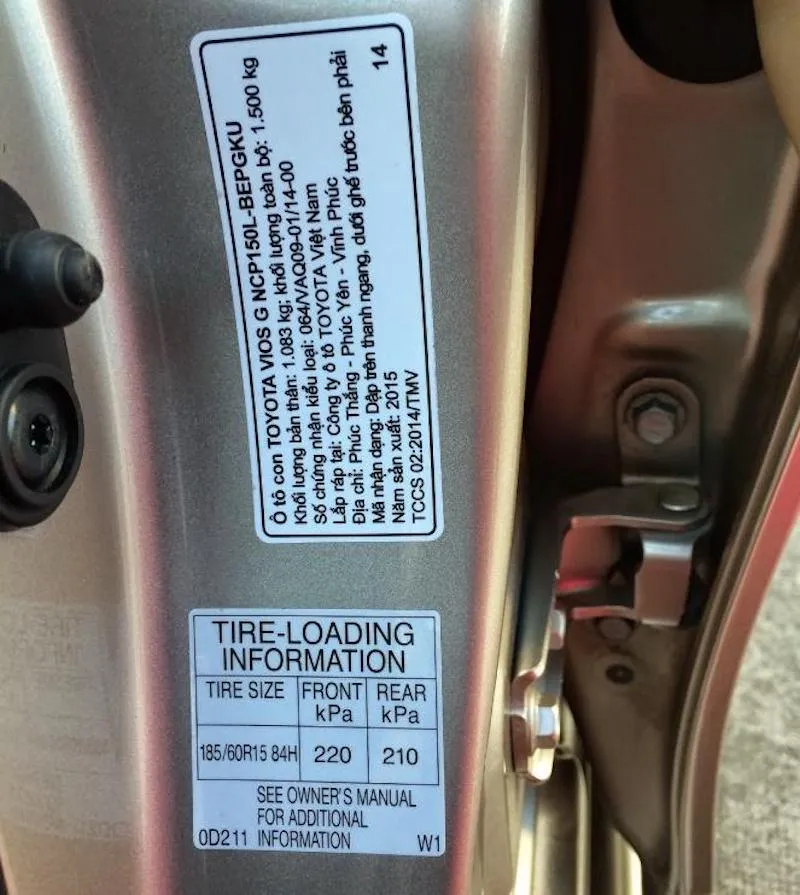 Biểu đồ và thông số áp suất lốp tiêu chuẩn thường được dán tại khung cửa xe bên trái