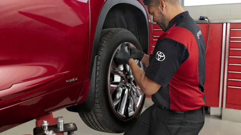 Tài xế nên tấp xe vào vị trí bằng phẳng an toàn để tiến hành thay lốp dự phòng