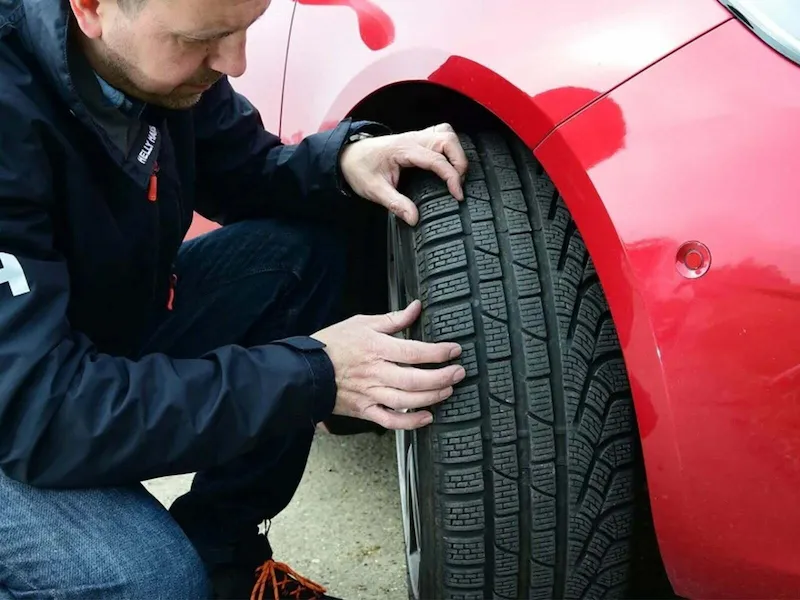 Tài xế cần duy trì thói quen kiểm tra tình trạng lốp thường xuyên để phát hiện các vết nứt