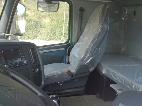 Không gian nội thất cabin A7 với bảng điều khiển hướng về người lái