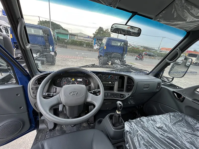 Bố trí vô lăng và bảng đồng hồ hiển thị trên xe cẩu 2 tấn rưỡi