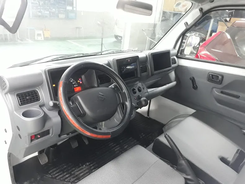 Hệ thống ghế ngồi linh hoạt trên xe Suzuki 750kg thùng kín