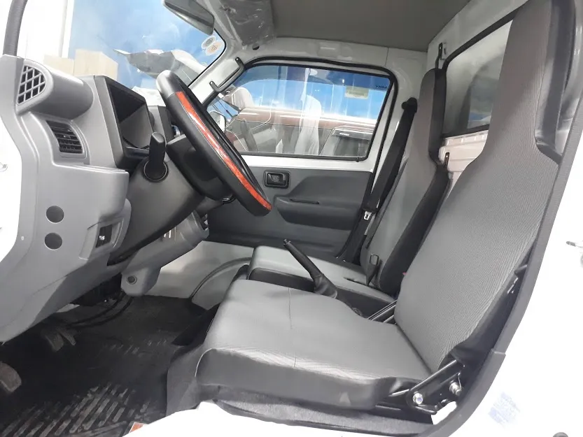 Nội thất cabin xe Suzuki 750kg thùng kín rộng rãi