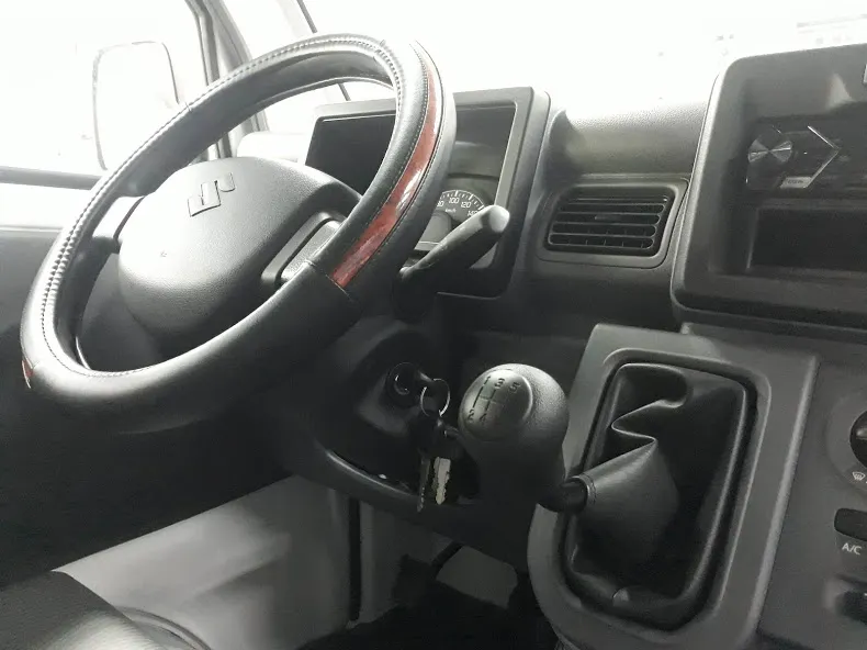 Tay lái và bảng điều khiển trung tâm xe Suzuki 750kg thùng kín