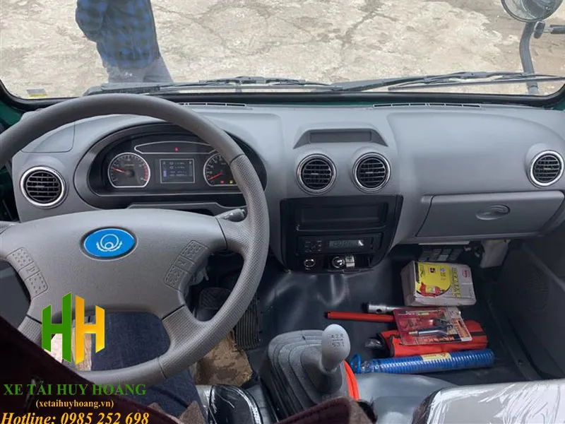 Hệ thống ghế ngồi và vô lăng gật gù trên xe tải Hoa Mai 3 tấn