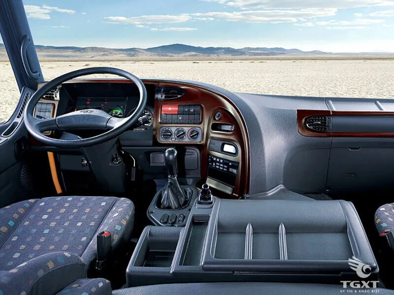 Không gian nội thất cabin rộng rãi với giường nằm phía sau