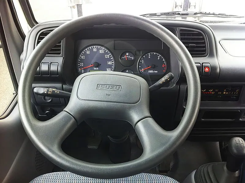 Vô lăng và bảng đồng hồ táp lô hiển thị sắc nét của Isuzu QKR 270