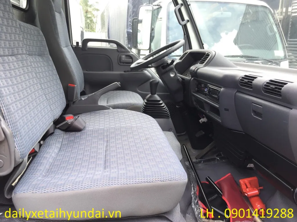 Nội thất xe tải Isuzu 1 tấn cũ sạch sẽ, ngăn nắp