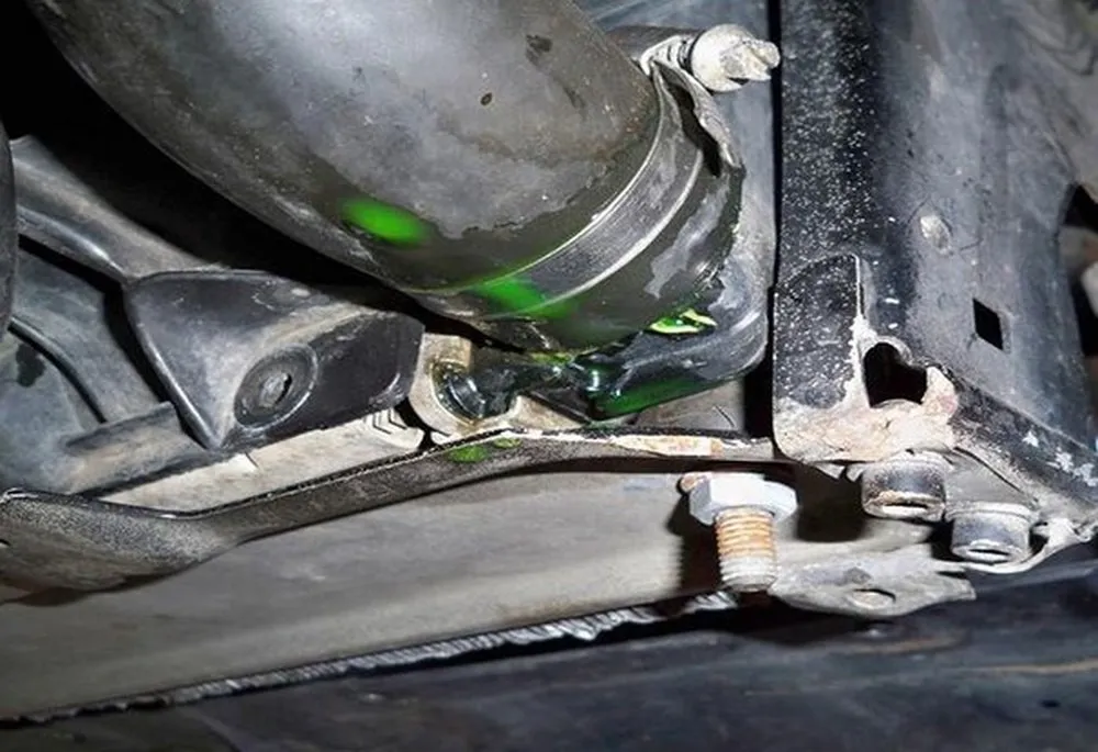 Vị trí rò rỉ nước làm mát thường gặp trên xe