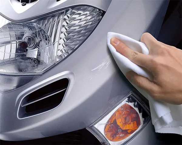 Hoặc bạn có thể sử dụng vải mềm sạch kết hợp cùng cana đánh bóng để làm mờ vết xước sơn xe