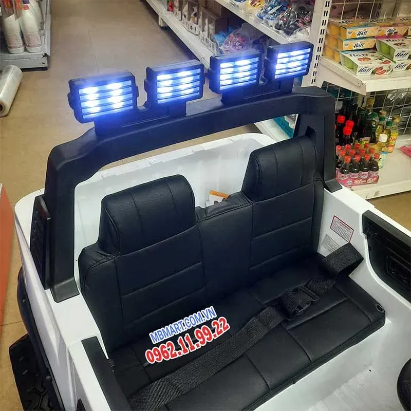 Chi tiết phần đuôi xe với thiết kế chắc chắn và đèn tín hiệu rõ nét