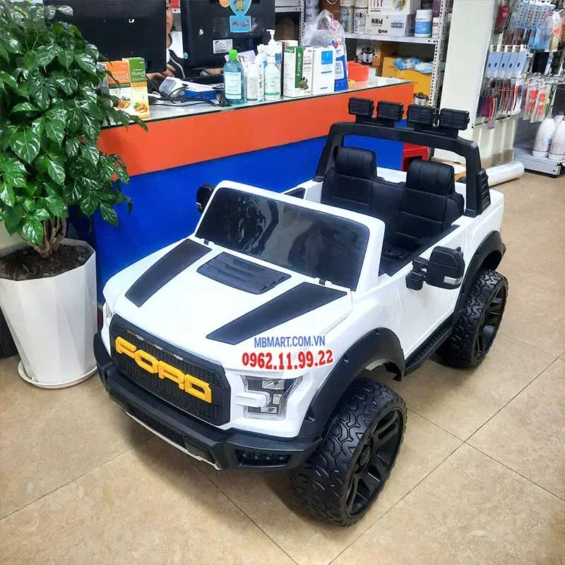 Hình ảnh thực tế xe Ford XHD-F150 tại cửa hàng trưng bày