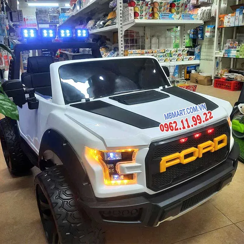 Bé hào hứng trải nghiệm cảm giác lái xe thực thụ với Ford F150