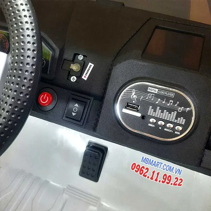 Bé tự tin điều khiển xe trong khuôn viên sân chơi gia đình