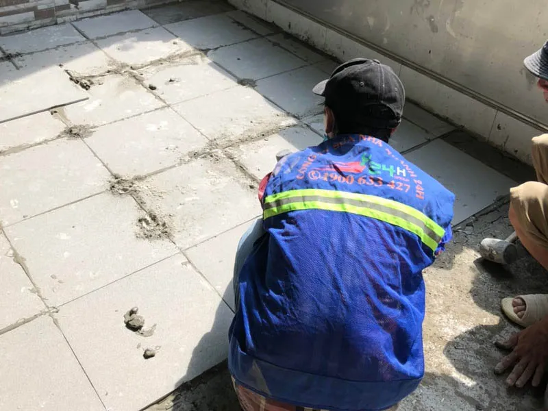 Hoàn thiện công tác lát gạch sân thượng đạt độ phẳng tuyệt đối