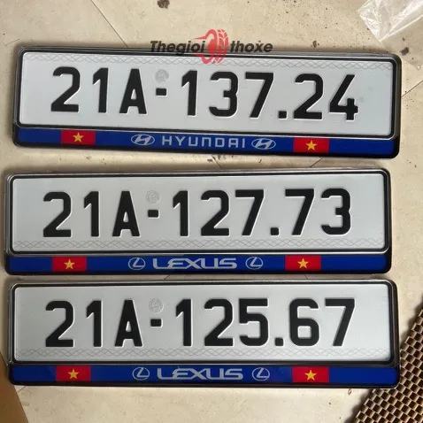Khung biển số ô tô có cờ Việt Nam bảo vệ biển số khỏi trầy xước và tăng tính thẩm mỹ