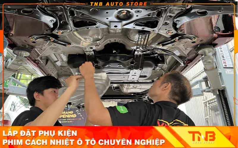 Kỹ thuật viên đang tiến hành kiểm tra bề mặt trước khi thực hiện sơn phủ gầm cho xe ô tô
