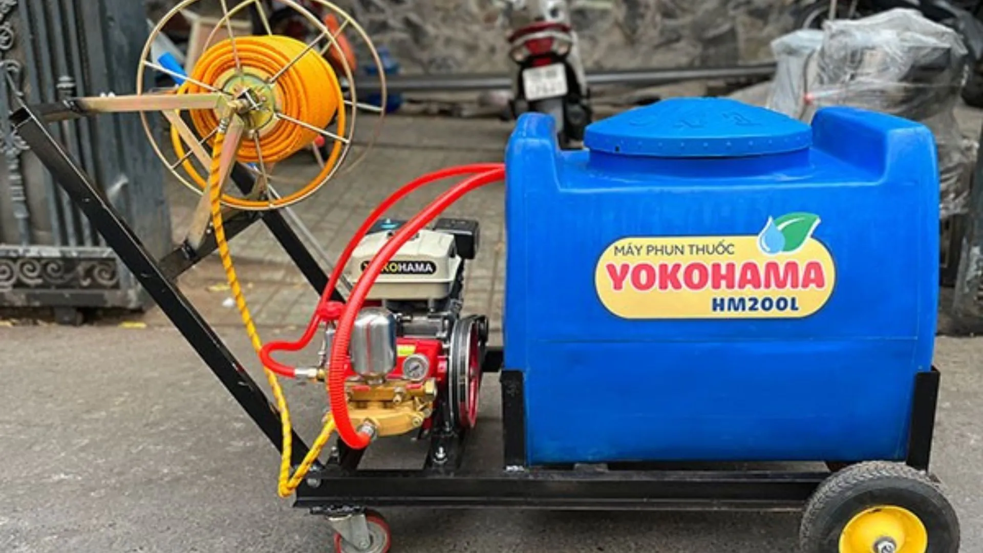 Máy phun thuốc tự hành với bình chứa và hệ thống vòi phun