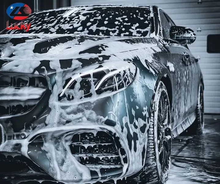 Kỹ thuật viên đang thực hiện vệ sinh chi tiết tại Car Wash Cần Thơ