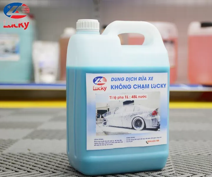 Dung dịch vệ sinh xe không chạm Lucky bảo vệ độ bóng cho xe