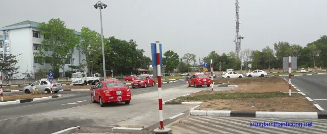 Học viên tập luyện bài thi ghép xe ngang vào nơi đỗ trên sân sát hạch tiêu chuẩn