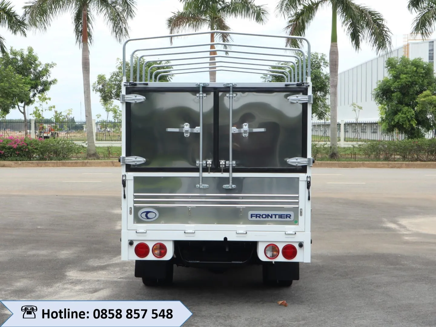 Phía sau xe Kia K200 mui bạt 5 bửng mở linh hoạt