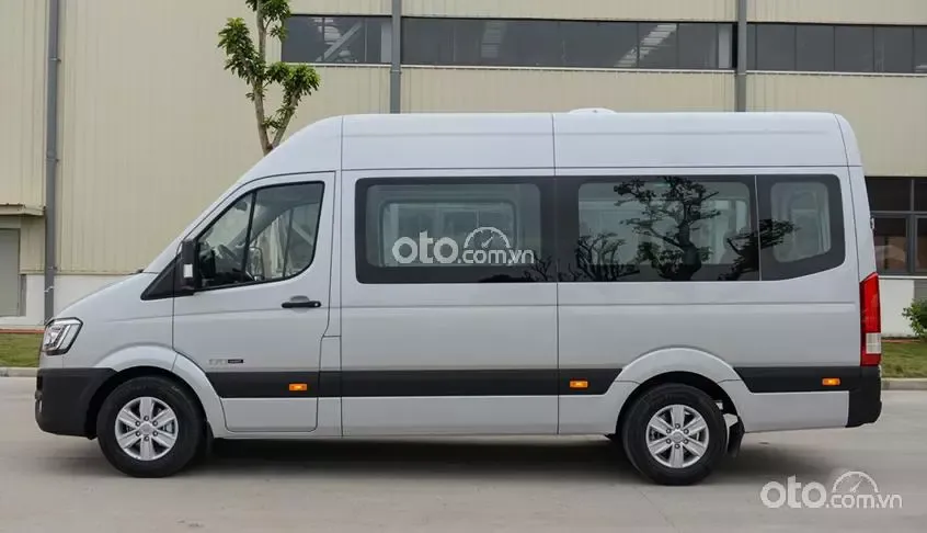 Thiết kế đuôi xe vuông vức giúp tối ưu không gian bên trong