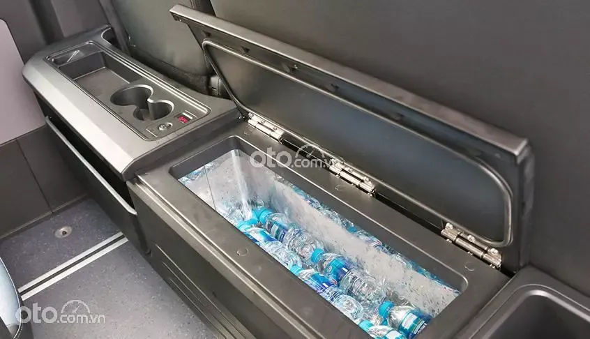 Học chứa đồ thông minh dưới ghế phụ và trên trần xe