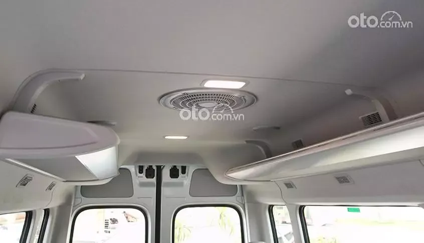 Trần xe cao là lợi thế độc quyền giúp Solati đánh bại đối thủ Transit